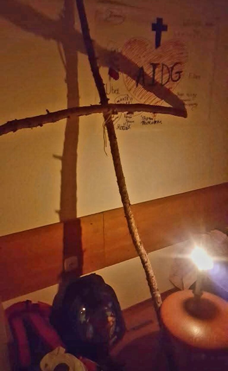 #8 Mały Człowiek i krzyż